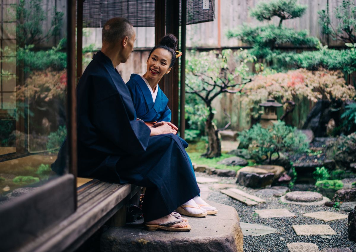 Couple japonais traditionnel profitant d’un séjour en ryokan