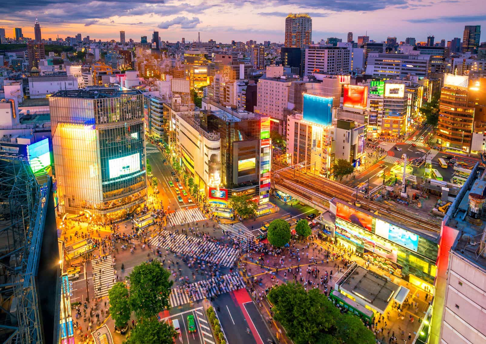  Passage-piétons-de-Shibuya-dans-la-soirée-avec-beaucoup-de-gens-et-de-bâtiments