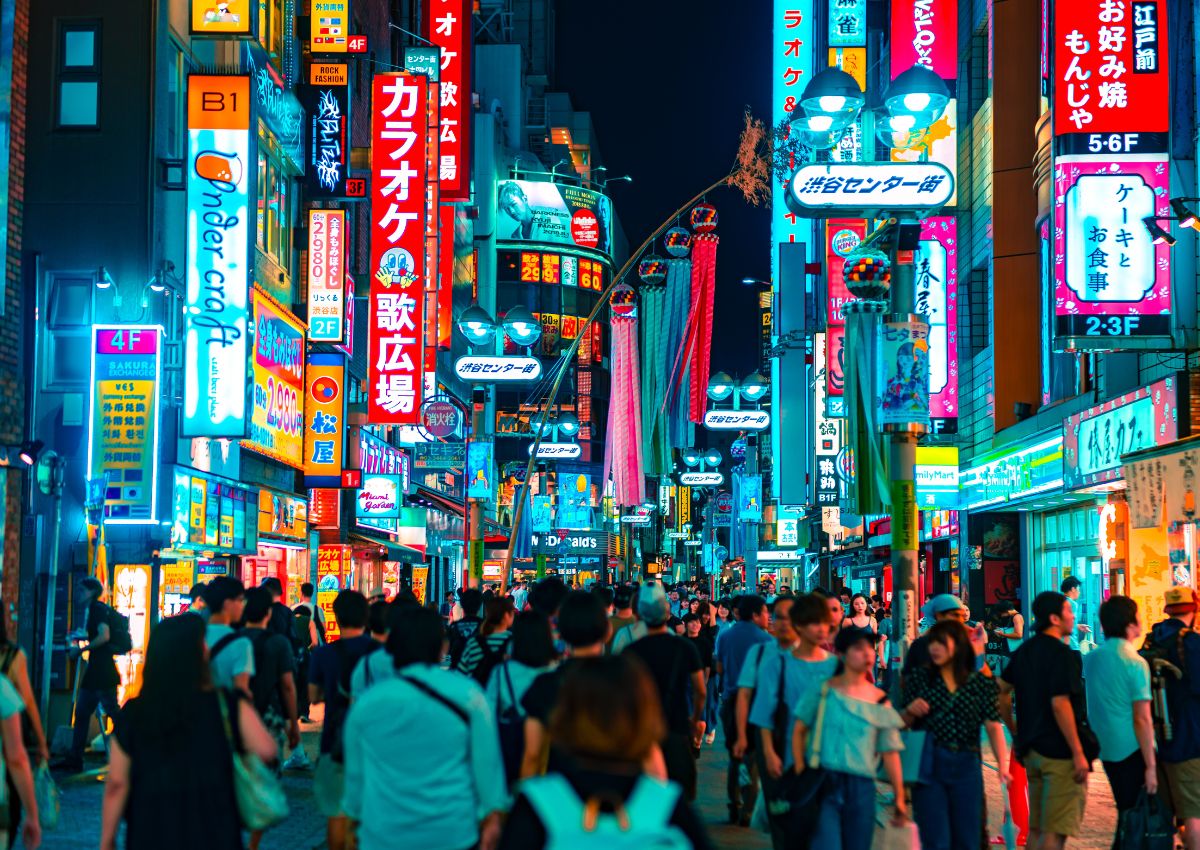 Quartier de Shibuya illuminé en soirée, Tokyo, Japon