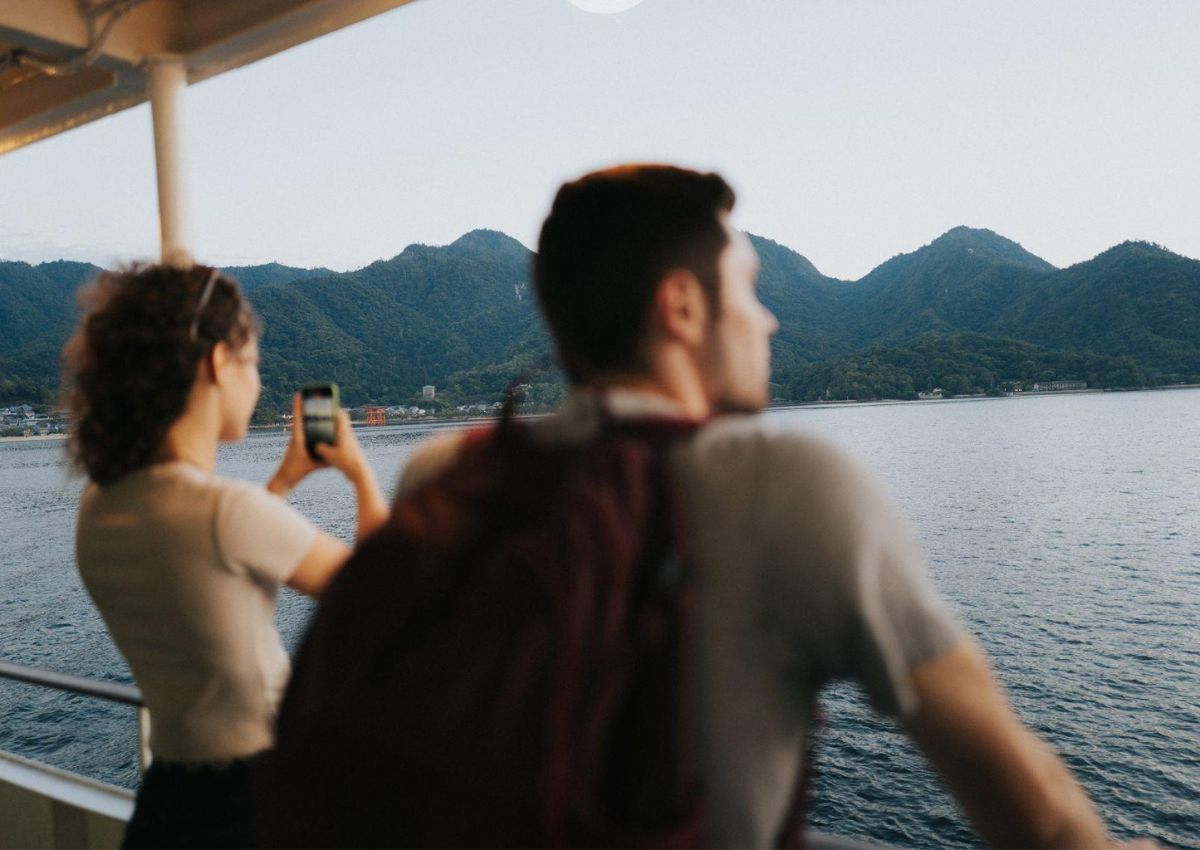 Touristes sur le ferry pour Miyajima, Japon