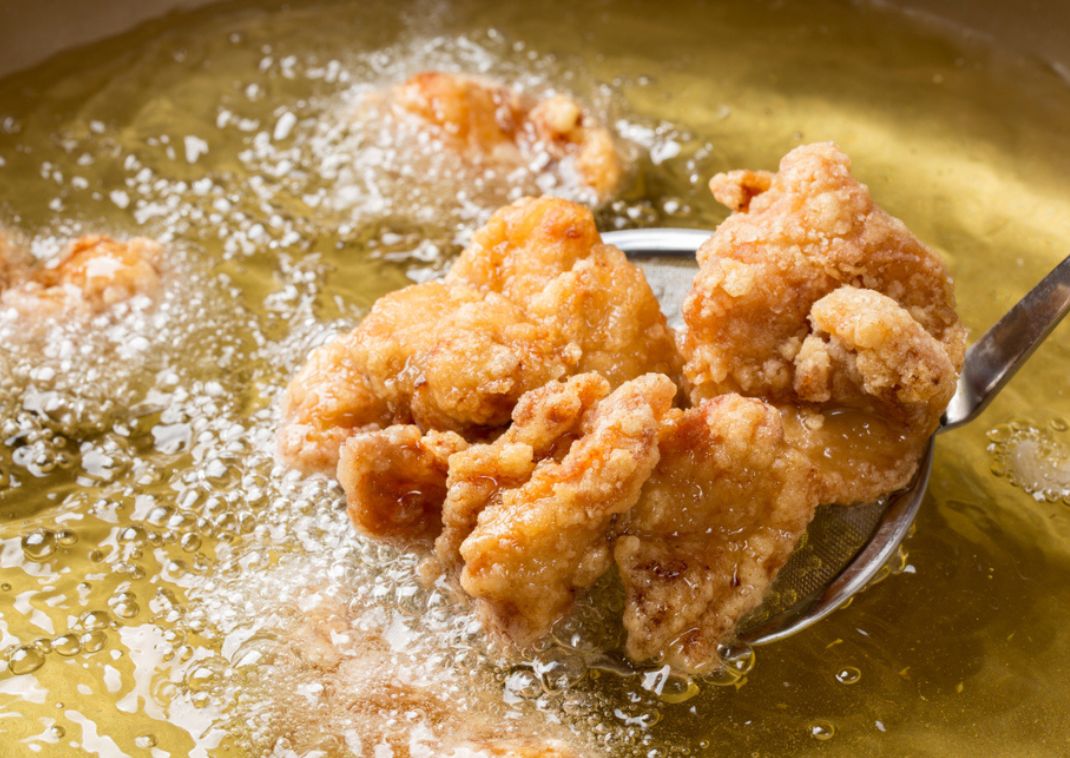 Poulet frit karaage en pleine préparation