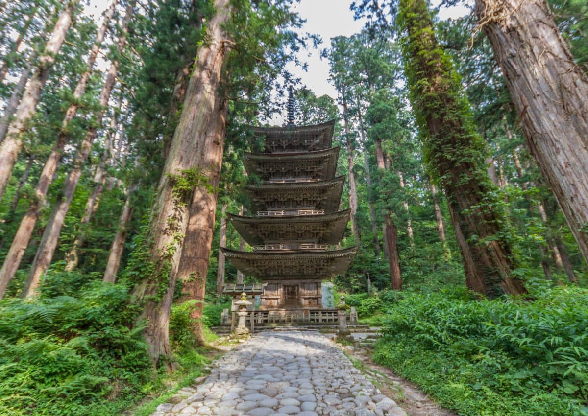 Pagode du mont Haguro, l'une des trois montagnes sacrées de la province de Dewa Sanzan, au milieu d’immenses séquoias