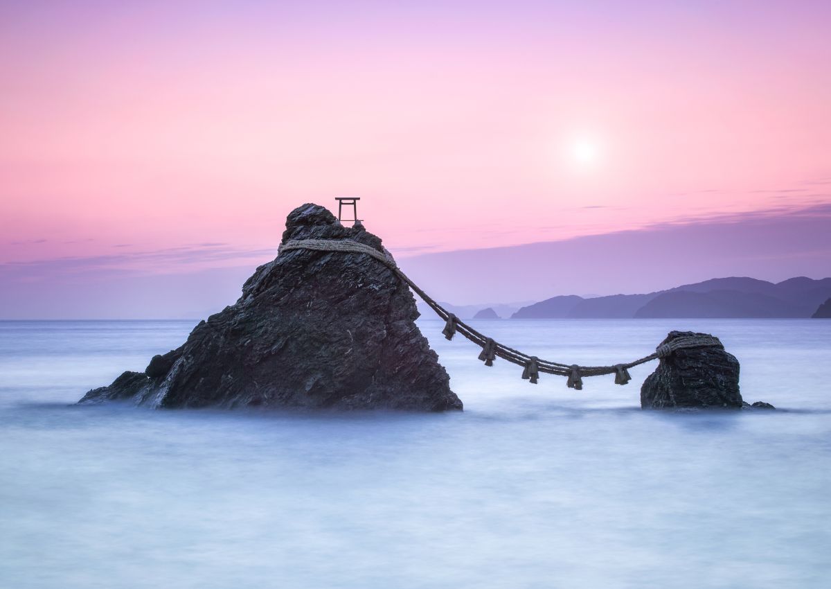 Les rochers sacrés de Meoto Iwa aussi appelés “rochers mariés” dans la brume au lever du soleil, Futami, préfecture de Mie, Japon