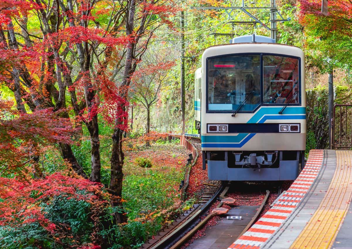Train traversant un paysage automnal au Japon