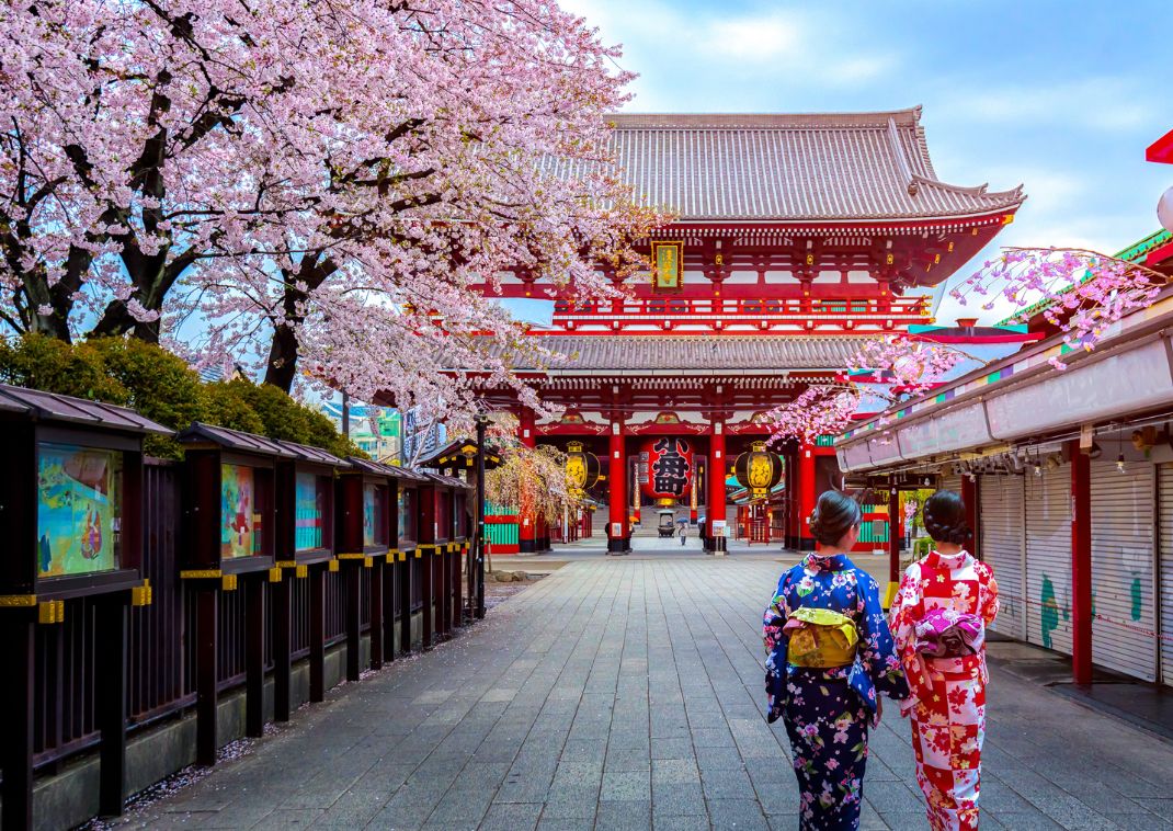 Deux femmes en kimono devant le temple Sensoji à Asakusa, Tokyo, Japon