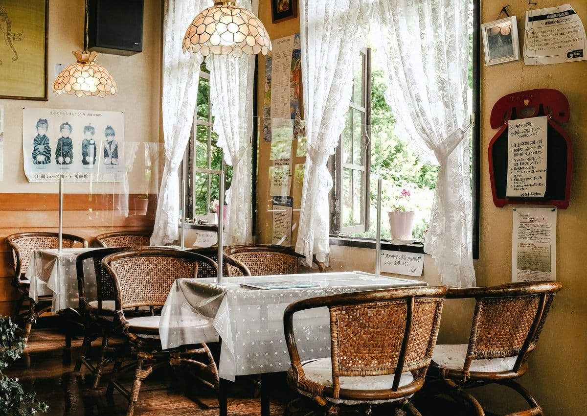 Tables et fauteuils rétro dans un kissaten japonais