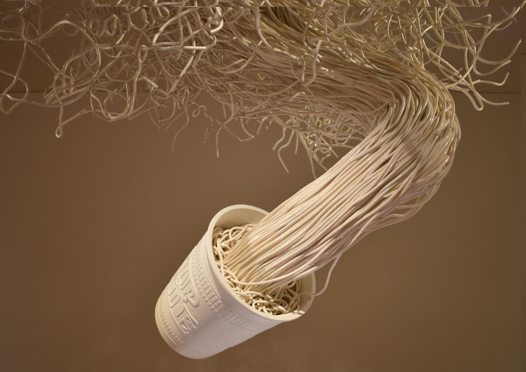 Œuvre d’art mettant en scène un pot de CUPNOODLES et des nouilles suspendues dans les airs, musée CUPNOODLES, Yokohama, Japon