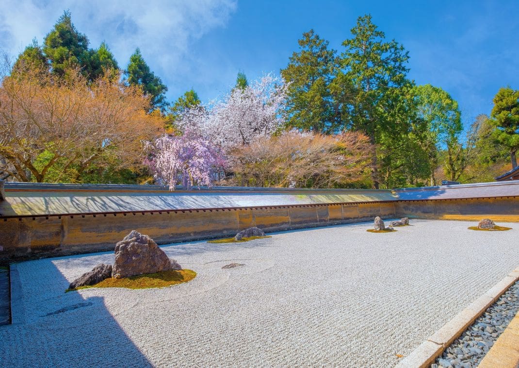 Jardin de pierre zen du temple Ryoanji à Kyoto, Japon au printemps