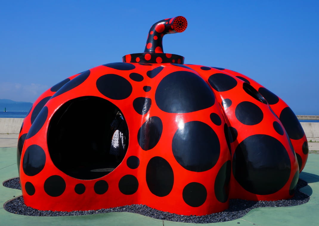 Œuvre d’art moderne, citrouille rouge en forme de maisonnette