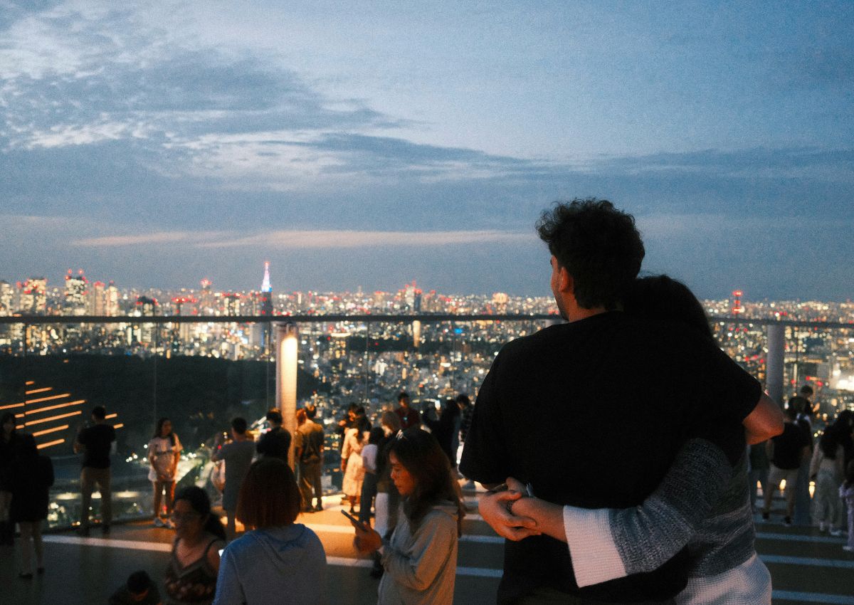 Couple enlacé au sommet de Shibuya Sky, à Tokyo