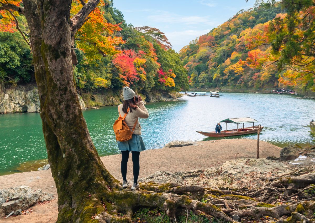 Voyageuse admirant les paysages automnaux d’Arashiyama, à Kyoto, Japon.