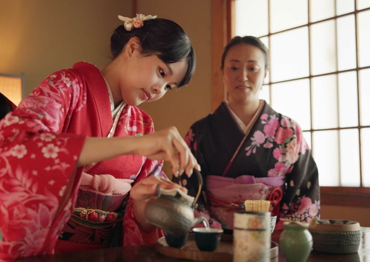 Femme en kimono servant le thé lors d'une cérémonie du thé, Japon