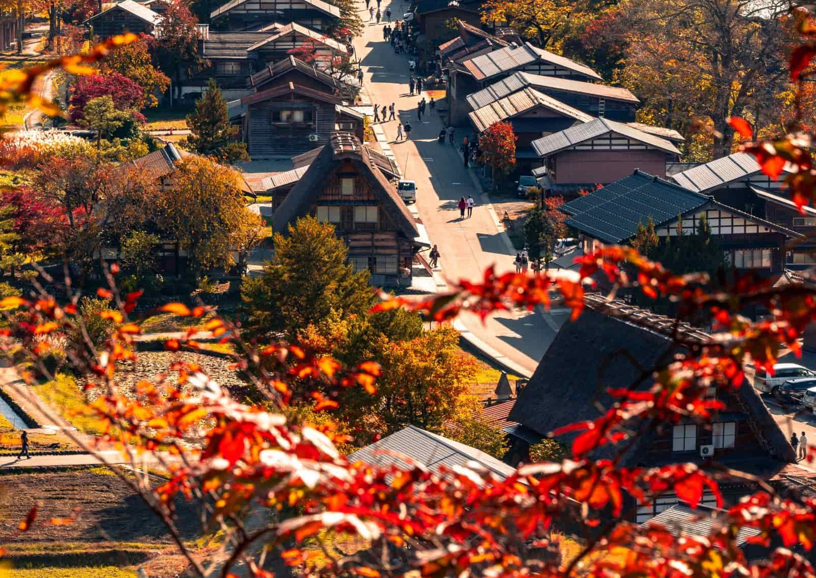 Le village ancien de Shirakawa dans un décor d'automne