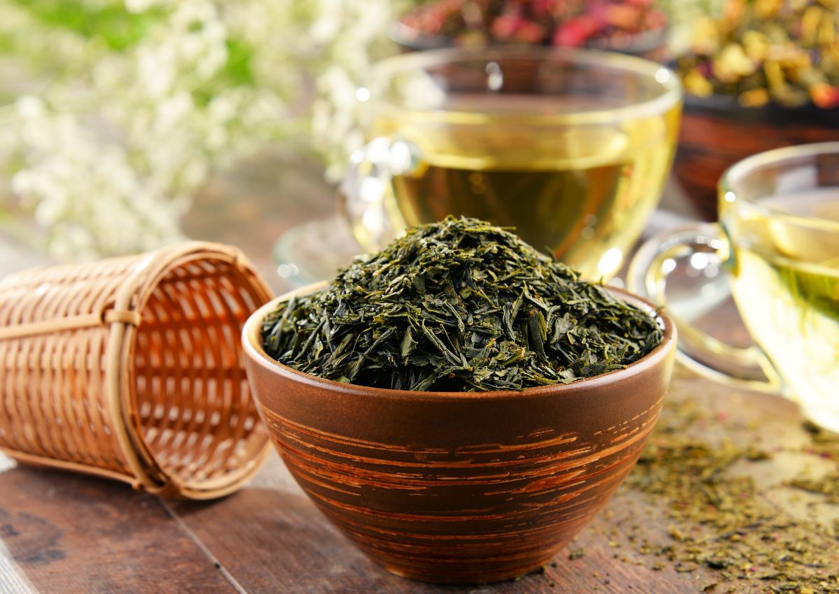 Feuilles de sencha dans un bol