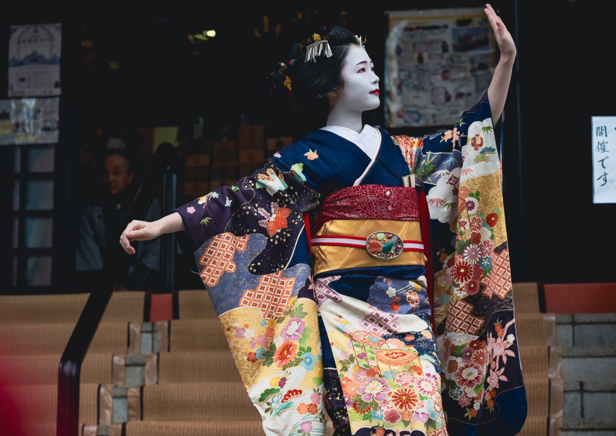 Maiko portant un kimono furisode dansant à Tokyo