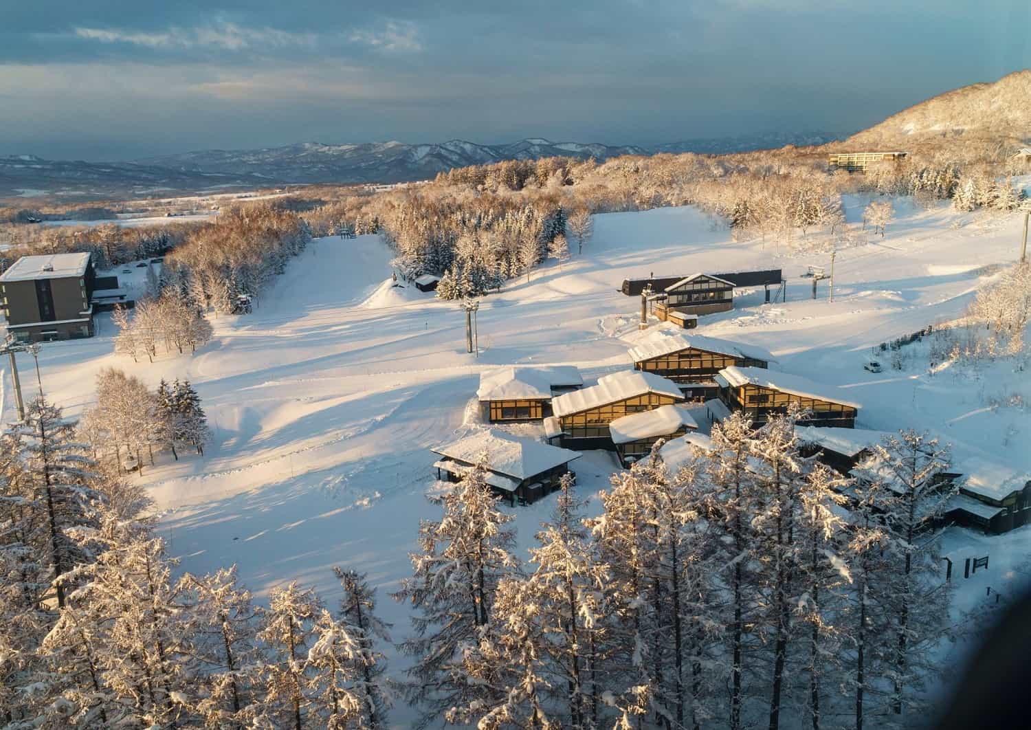 Vue sur les hôtels en montagne à Niseko, Hokkaido, Japon