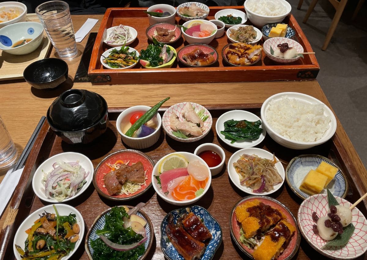 Plein de plats japonais disposés sur une table