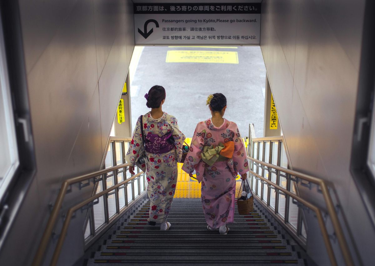 Deux femmes en kimono descendant les escaliers du métro à Kyoto, Japon