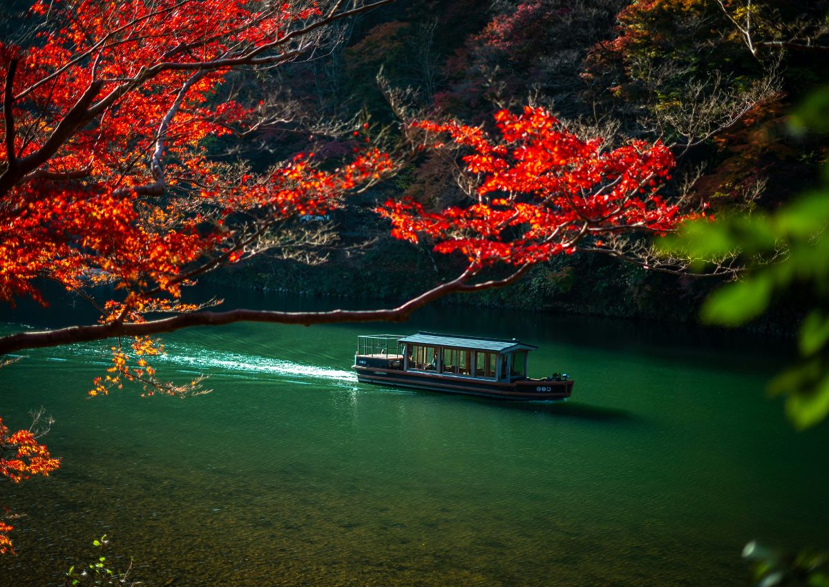 Barque en bois sur la rivière Katsura, Arashiyama, Kyoto