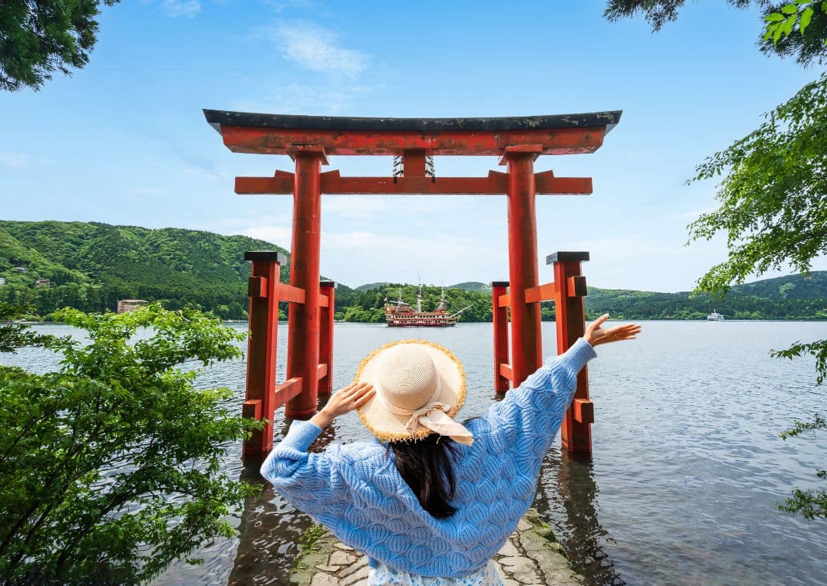 Femme près du torii de la paix à Hakone