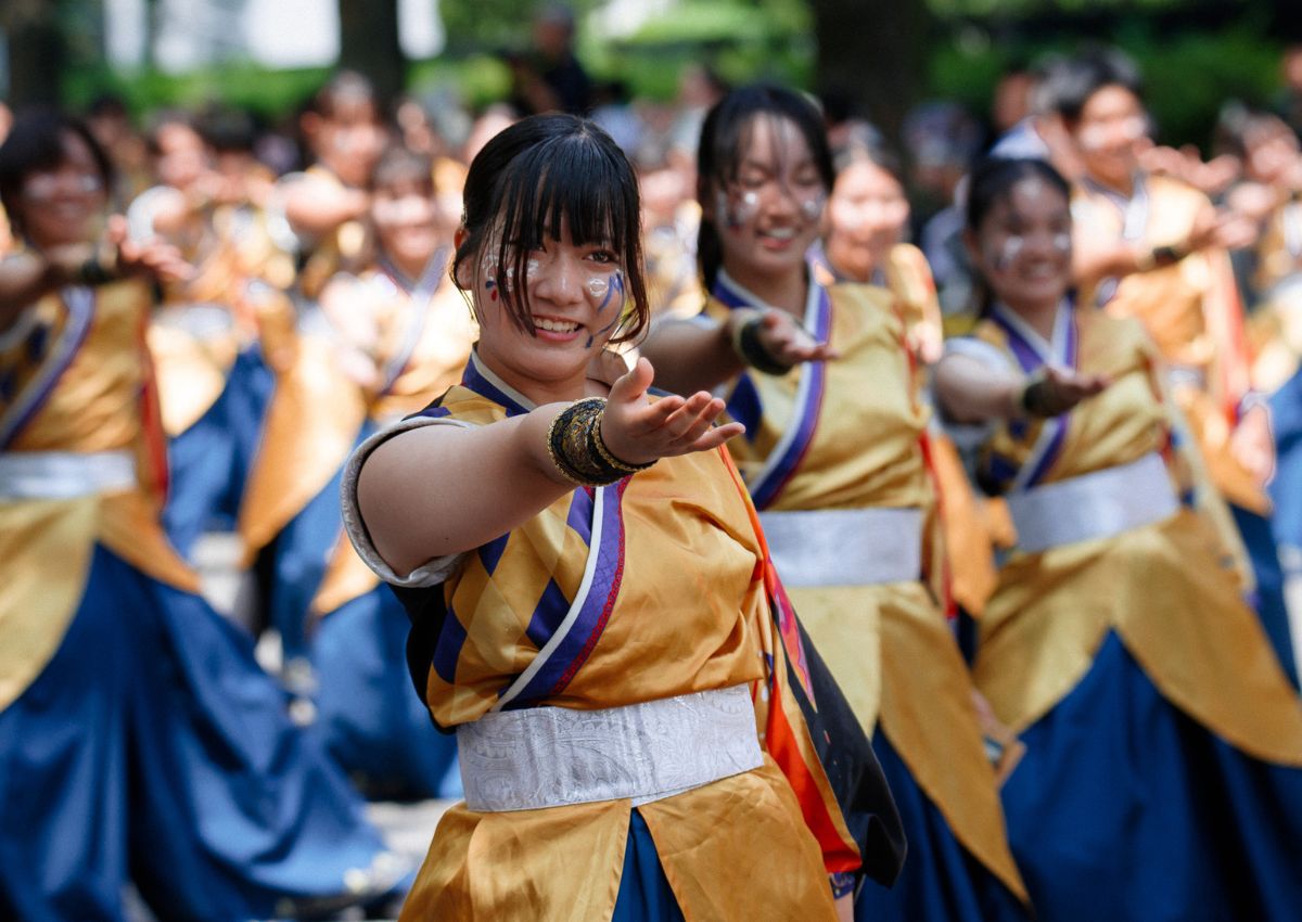 Jeune femme exécutant une danse Yosakoi lors d’un festival