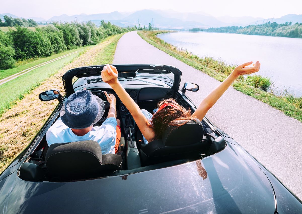 Couple dans une décapotable sur une route japonaise