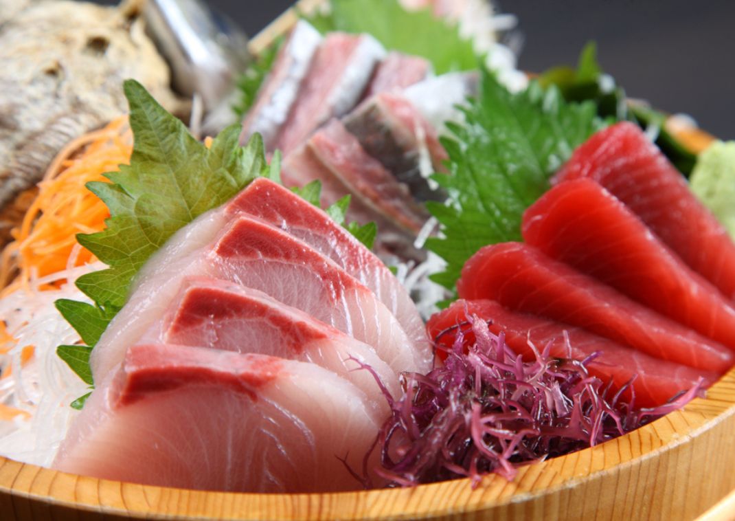Sashimi frais dans un plat en bois
