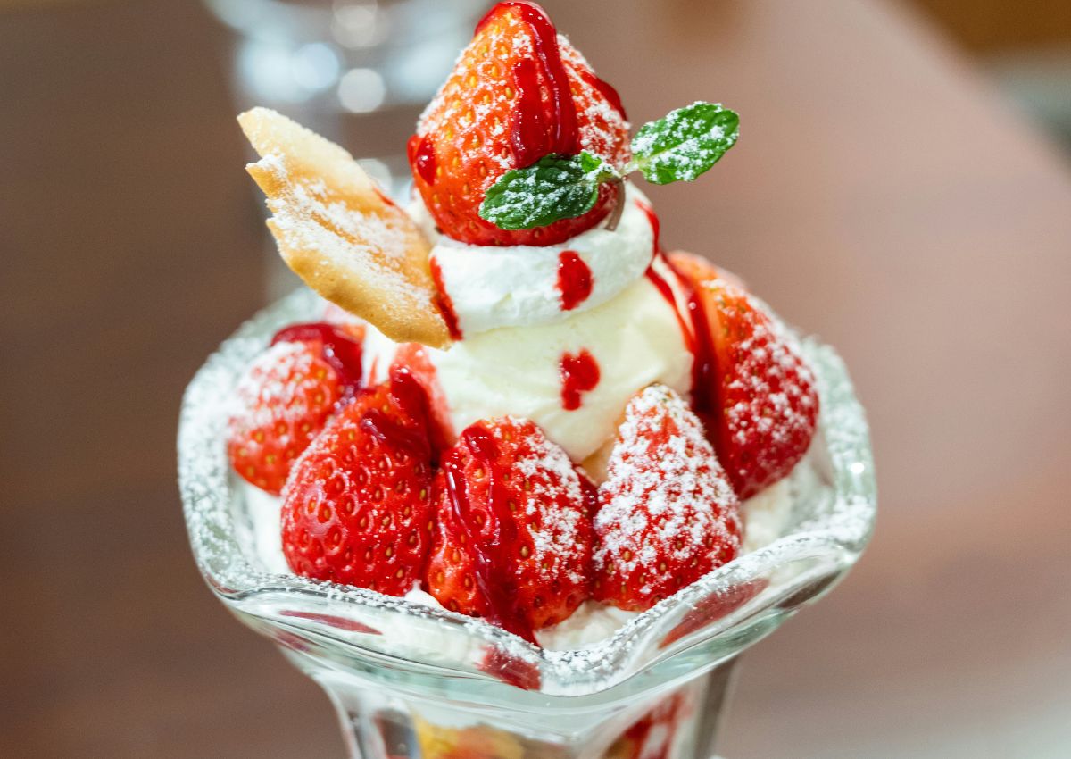 Parfait aux fraises dans un kissaten japonais