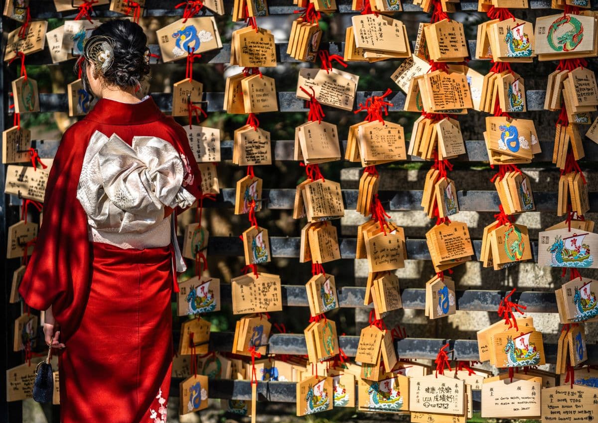 Jeune femme en kimono dans un sanctuaire japonais
