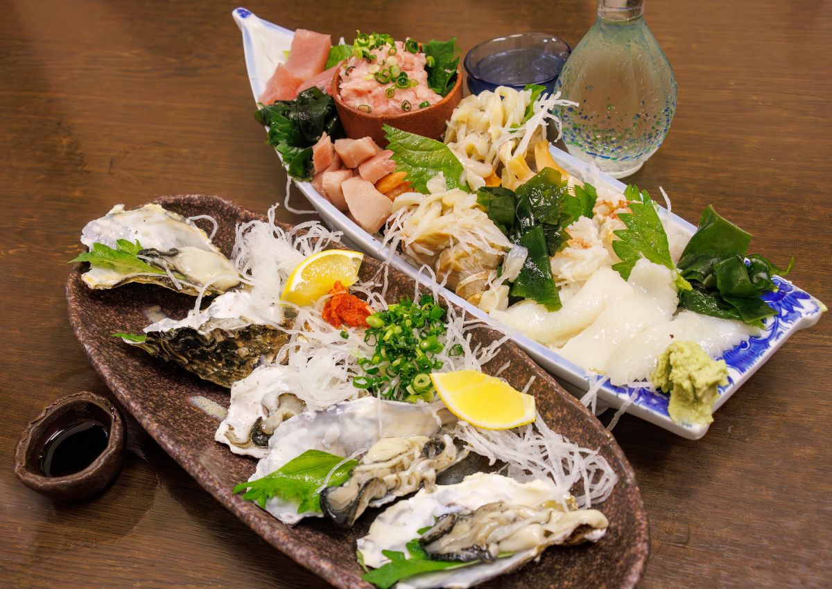 Fruits de mer dans des plats, spécialité d’Atami, Japon