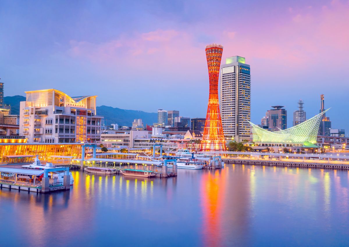 Kobe Port avec la Port Tower au crépuscule