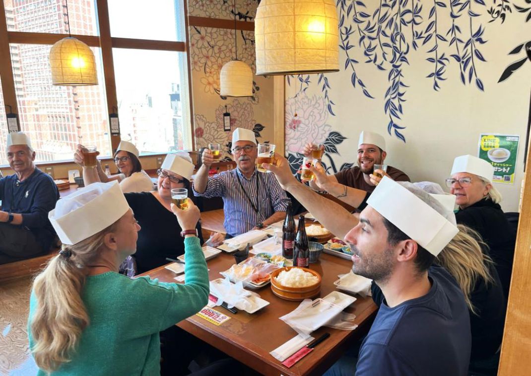 Cours de sushi lors d’un circuit de groupe Japanspecialist 
