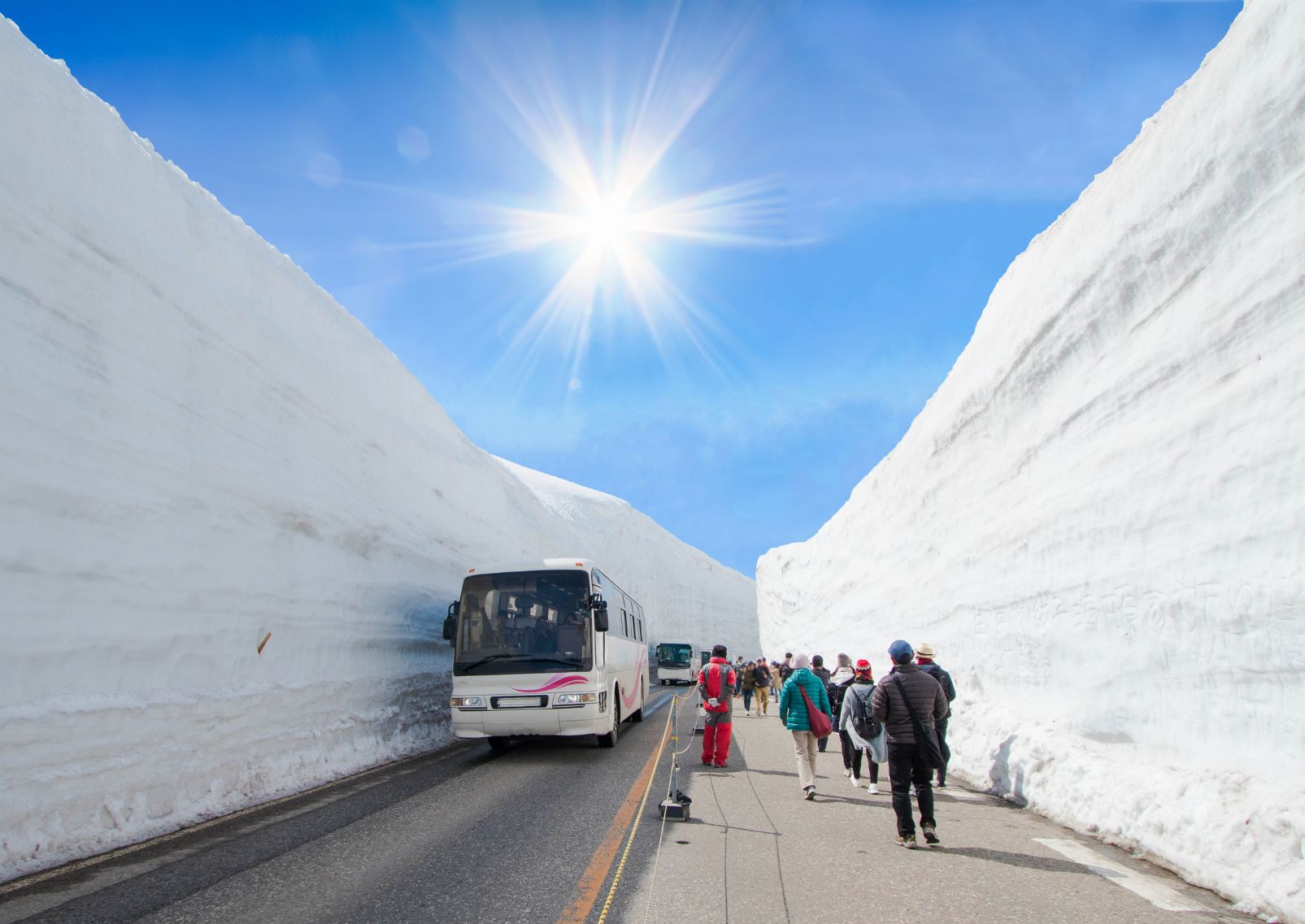 Mur de neige de la route alpine Tateyama Kurobe sous un ciel bleu