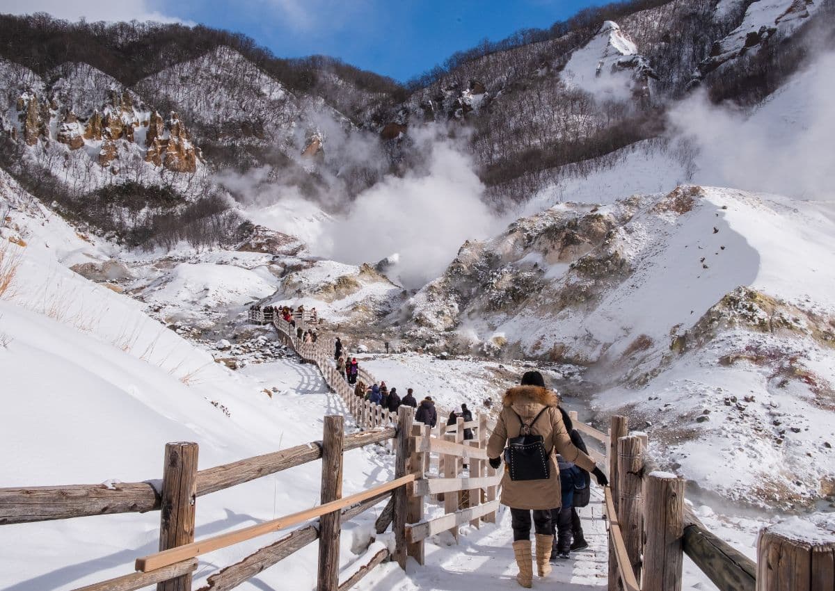 Touristes à Noboribetsu Onsen dans la Jigokudani, Hokkaido, Japan