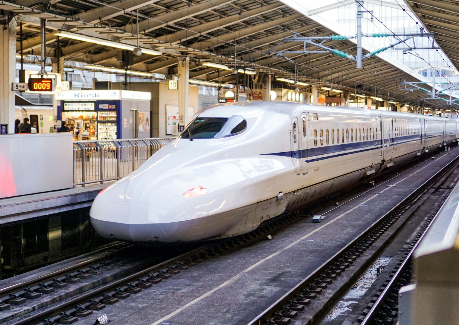 Un train Shinkansen en gare, Japon