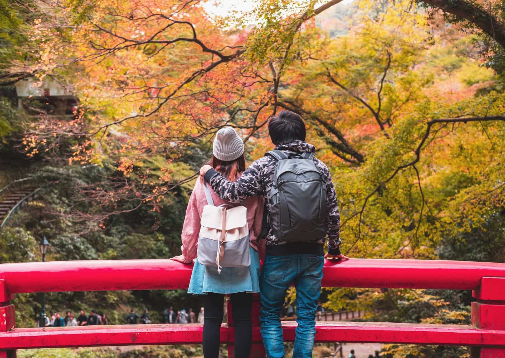 Jeune couple de voyageurs observant les magnifiques paysages du parc Minoh au Japon