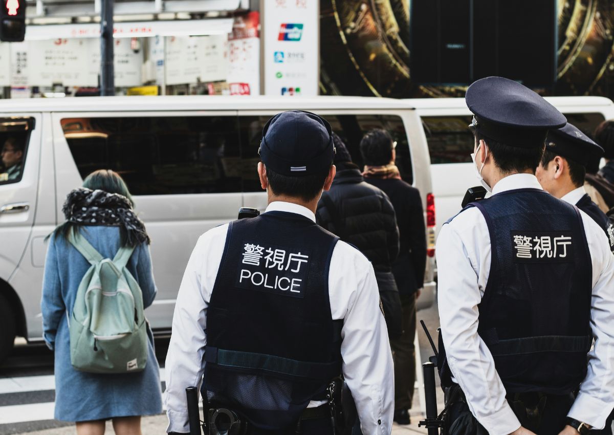 Deux officiers de police japonais dans les rues de Tokyo, Japon