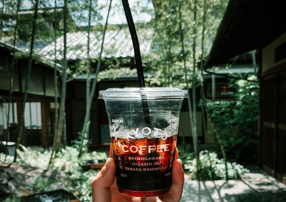 Main tenant un café glacé à Kyoto, Japon