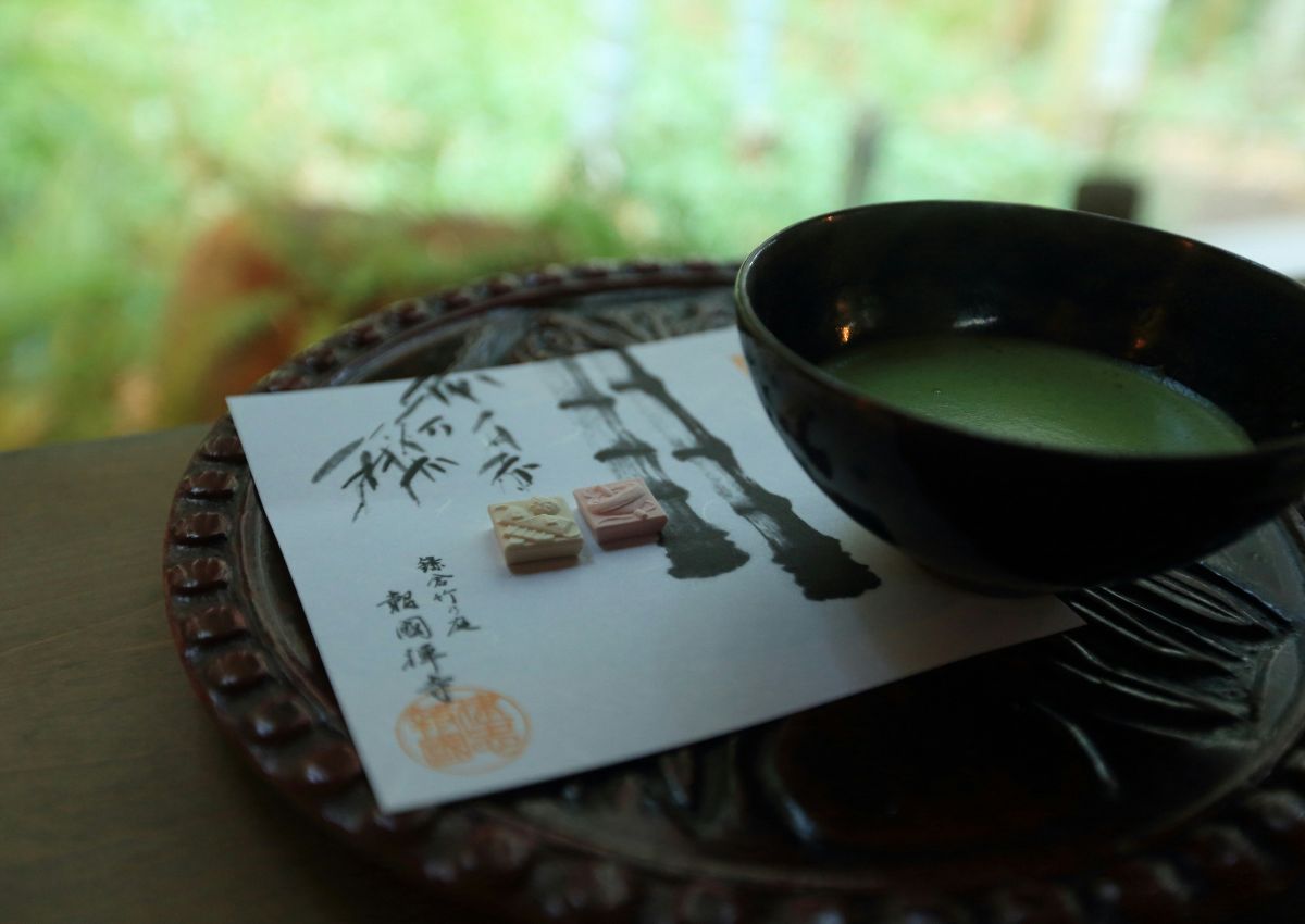 Matcha dans le bosquet de bambous du temple Hokoku-ji, Kamakura