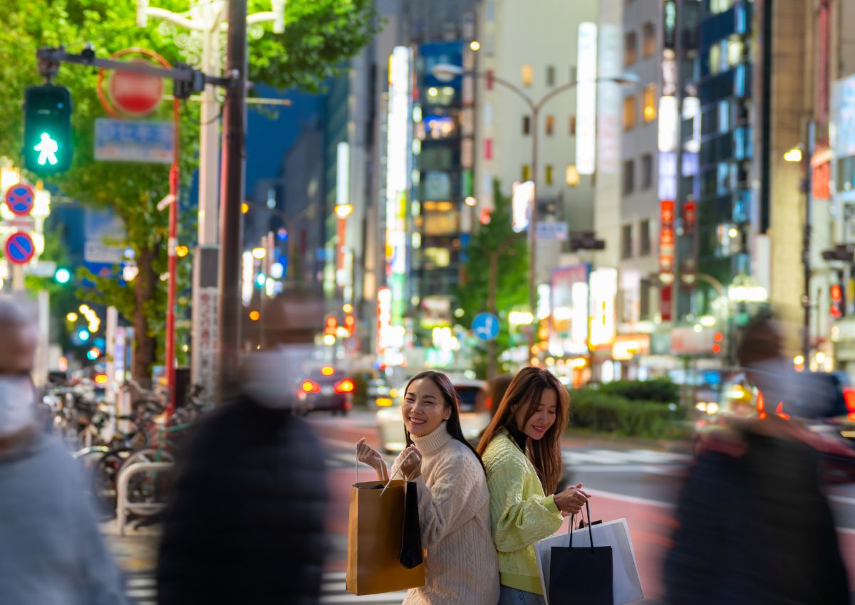 Deux jeunes femmes en virée shopping le soir àTokyo, Japon