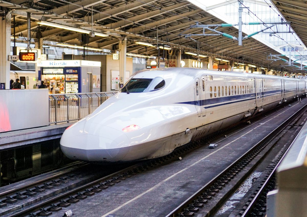 Un Shinkansen arrivant en gare de Tokyo