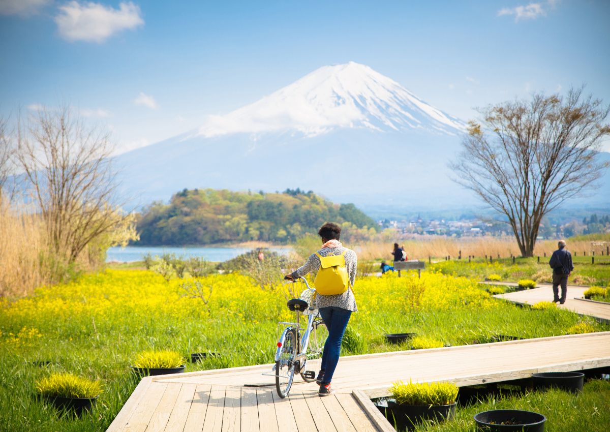 Touriste à vélo avec en toile de fond le mont Fuji, Japon