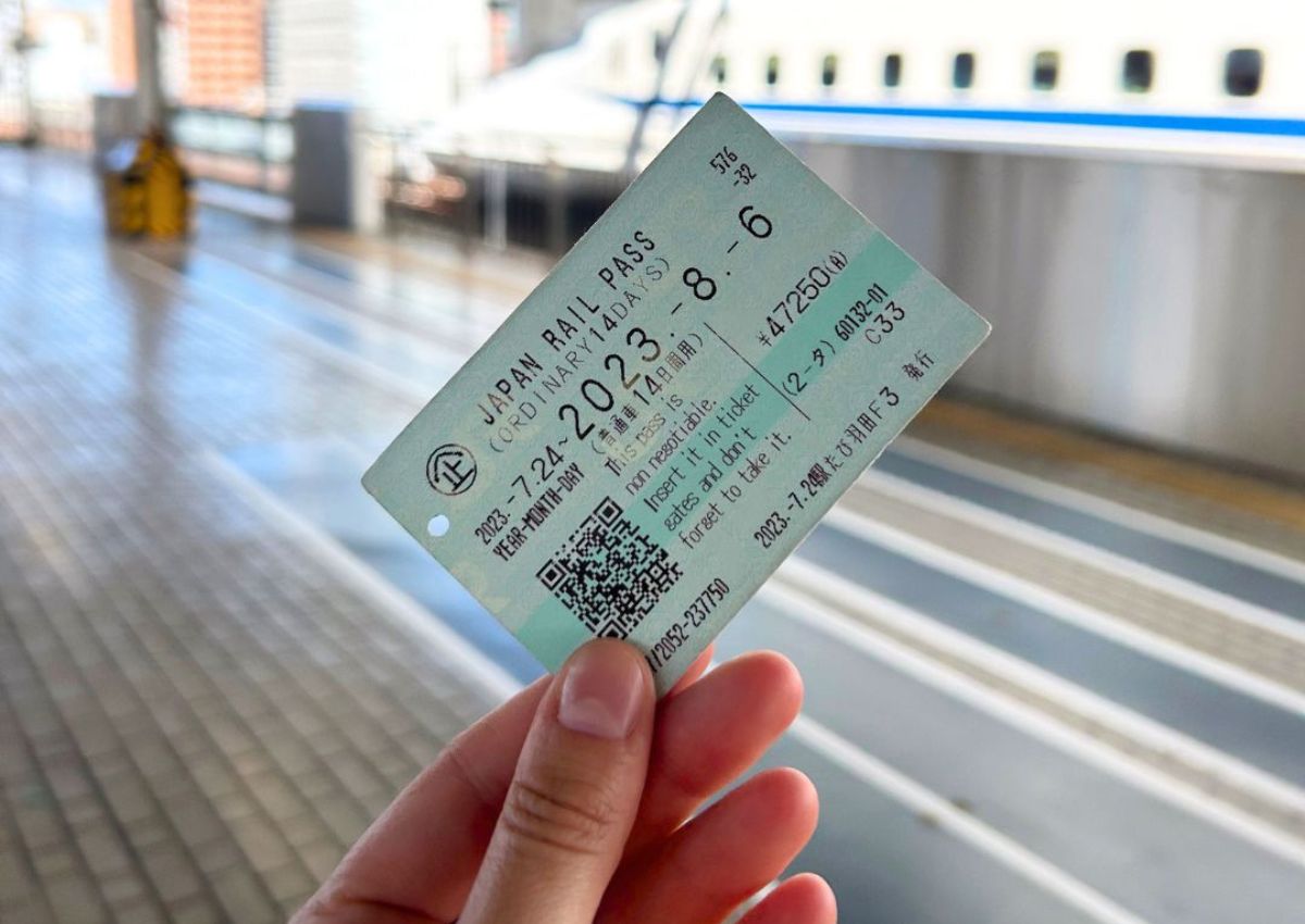 Main tenant un Japan Rail Pass dans une gare, Japon