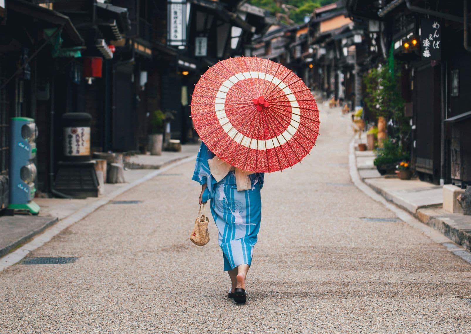 Femme en kimono tennant un wagasa dans les rues de Narai-juku, Japon