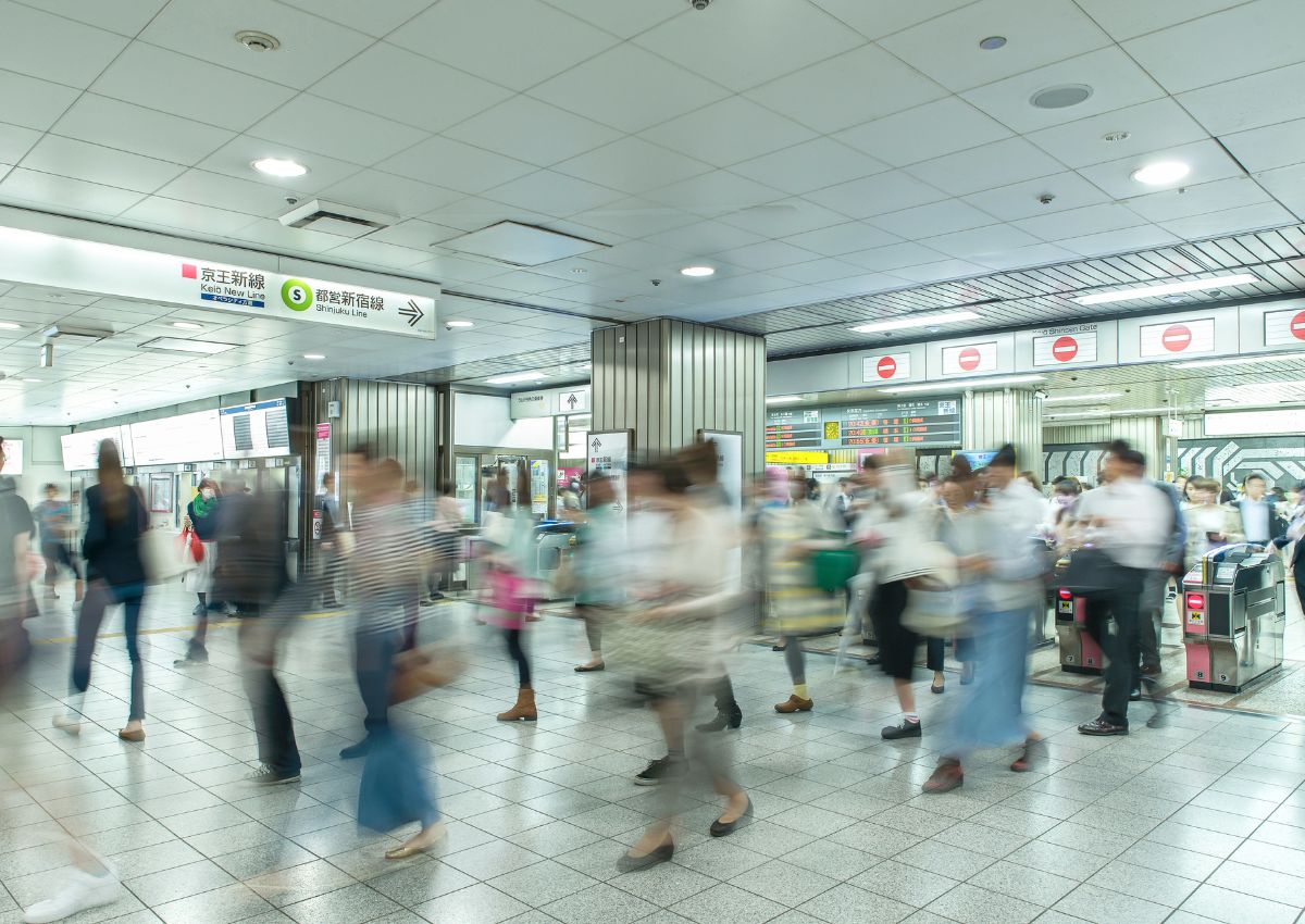 Usagers passant les portiques dans une station de métro de Tokyo, Japon