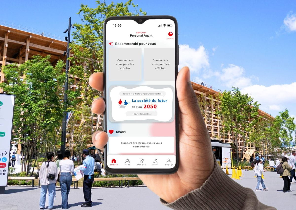 Main tenant un téléphone avec l’application Personal Agent et le Grand Ring au deuxième plan