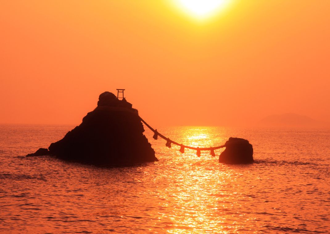 Lever du soleil sur les rochers de Meoto Iwa, Ise, Japon
