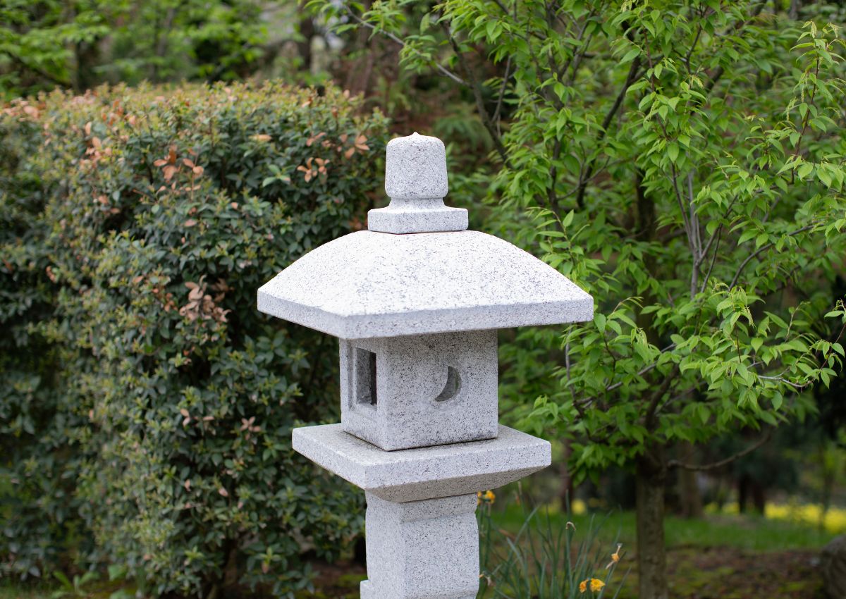 Lanterne de pierre dans un jardin urbain, Japon