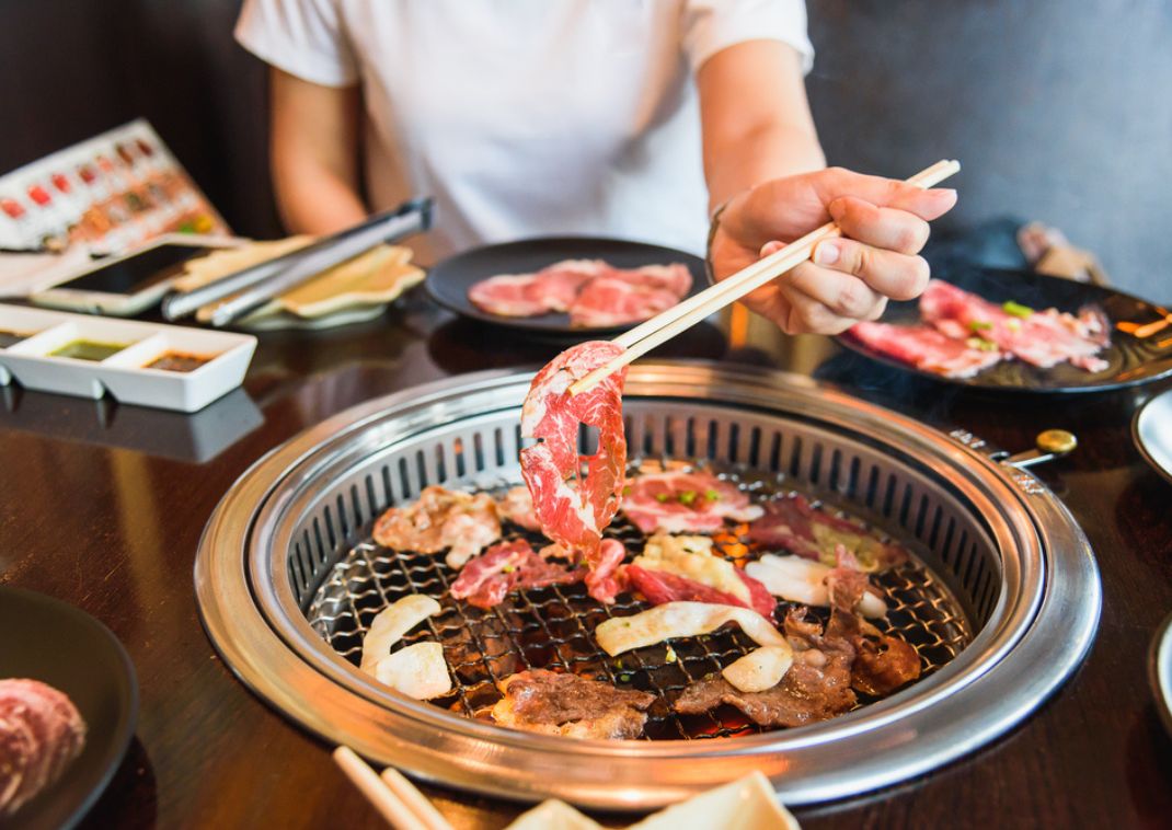 Viande grillée dans un restaurant de yakiniku
