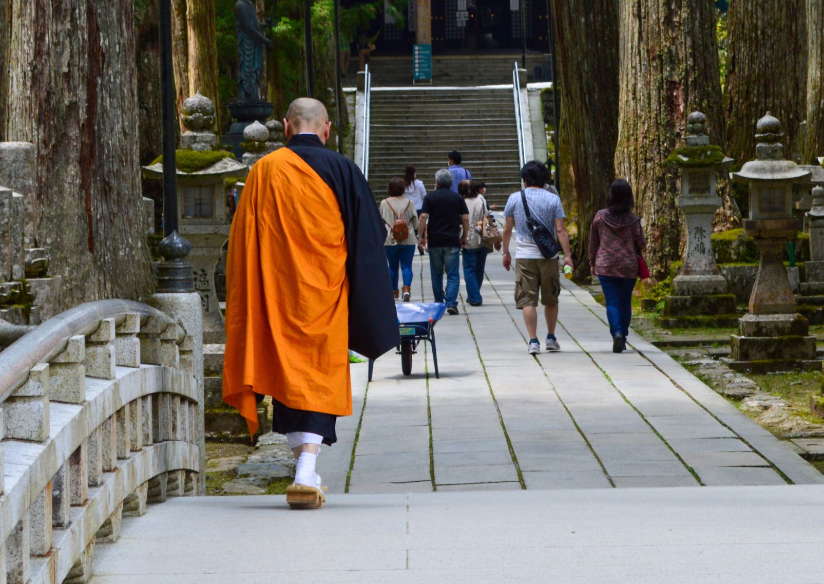 Moine bouddhiste marchant vers un temple sur le mont Koya, Japon 